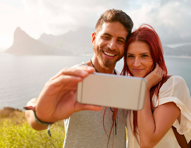 Couple prenant un selfie